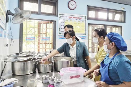 Kiểm tra đột xuất bữa ăn bán trú của học sinh