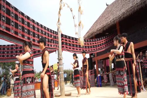 Điệu múa Târ-Nai dâng Thần Dzèng của người Tà Ôi
