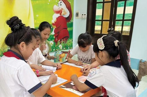Giữ gìn sách giáo khoa từ những việc nhỏ