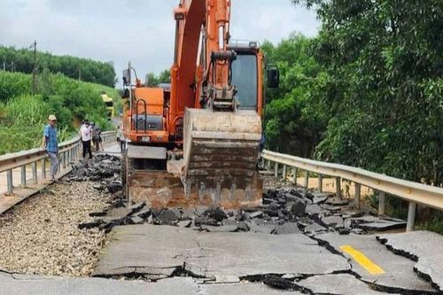 Nghệ An: Nước lũ dâng cao khiến mặt đường trên cầu khe Đá Hàn bị bong tróc, nứt vỡ