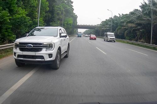 Ô tô vượt làn khẩn cấp, chặn đầu xe khác trên Đại lộ Thăng Long