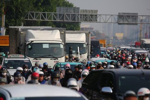 Cửa ngõ Tây Bắc TP.HCM ùn ứ vì công trường thi công ga ngầm metro Bến Thành - Tham Lương
