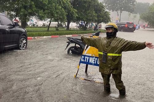 Mưa nhiều ngày, tổng lượng mưa có nơi đạt 570mm, Hà Nội bơm tiêu úng hết công suất