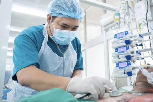 Nạn nhân vụ cháy nhà ở TP.HCM: Người bỏng nặng, người phải thở máy