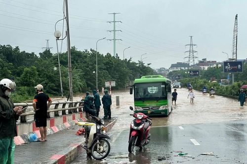 Hà Nội phân luồng tại loạt điểm ngập: Người dân đi thế nào cho thuận tiện?