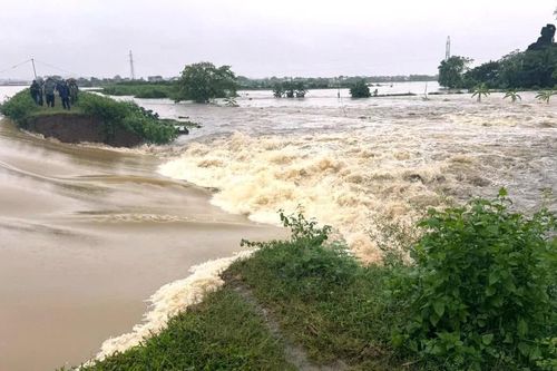 Thanh Hóa: Vỡ bờ kênh T2, di dời 20 hộ dân đến nơi an toàn