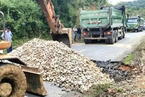 Nghệ An: Khẩn trương thông tuyến các điểm sạt lở, hư hỏng do mưa lũ