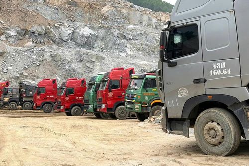 Khan hiếm nguồn cung, xe tải xếp hàng dài chờ mua đá ở Quảng Ngãi