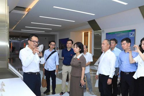 Dựa vào dân để hành động, chịu sự kiểm tra của dân để tự soi