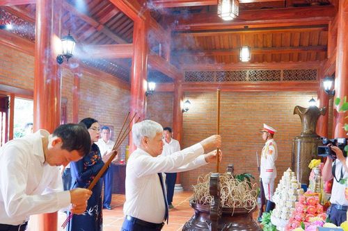 Phó Chủ tịch Thường trực Quốc hội Đỗ Văn Chiến dâng hương tại Nhà thờ Bác Hồ, TP. Đồng Nai