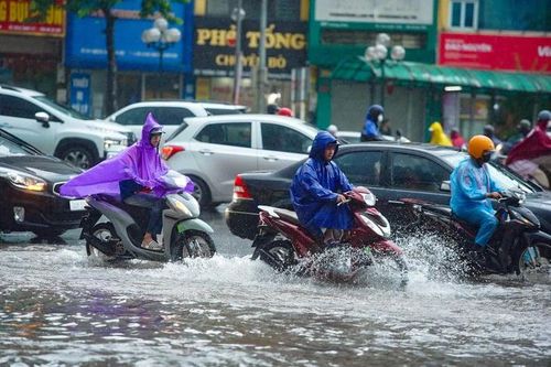Mưa lớn, đường ngập: Làm gì để tránh mất lái, trượt nước?