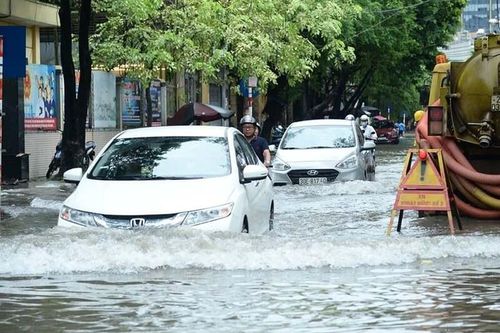 Vì sao ô tô chết máy giữa đường ngập không được cố đề lại?