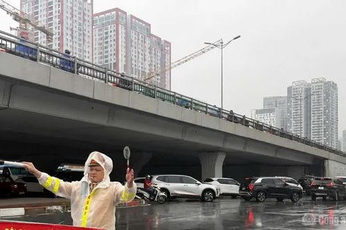 CSGT Hà Nội đội mưa hướng dẫn người dân tránh đoạn đường ngập