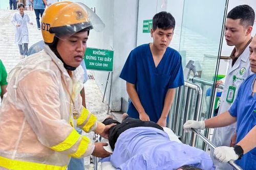 Cảnh sát mở đường trong mưa đưa người đau thận cấp cấp cứu