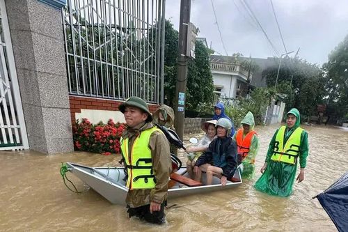 Công an Thanh Hoá căng mình hỗ trợ người dân ứng phó mưa lũ