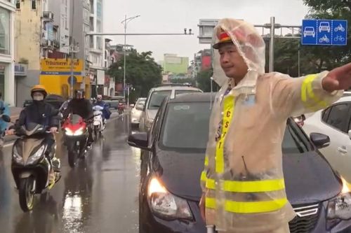 CSGT có mặt trên đường ứng phó với thời tiết xấu