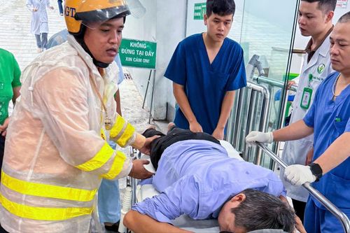 Giữa mưa lớn, CSGT Hà Nội khẩn trương mở đường đưa người đi cấp cứu