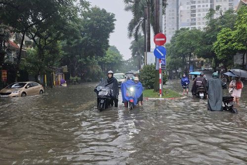 Nhiều tuyến đường ngập trong mưa, khó khăn khi giao thông