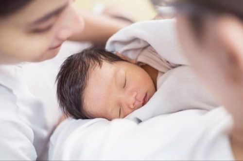 Khuyến khích sinh đủ hai con trước 35 tuổi