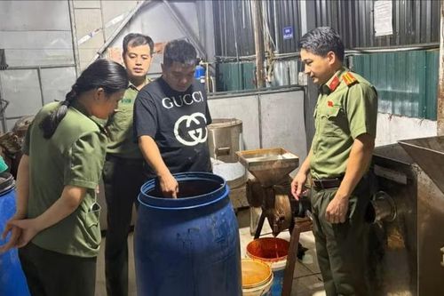 Phát hiện gần 4.000 lít tương ớt không rõ nguồn gốc