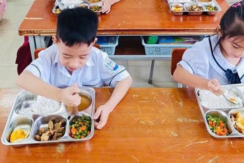 Trường học ở Quảng Trị mời phụ huynh giám sát bữa ăn bán trú, không cần báo trước