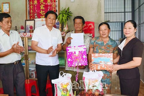 Bàn giao nhà tình thương do Ban Trị sự Giáo hội Phật giáo Việt Nam tỉnh Cà Mau tài trợ