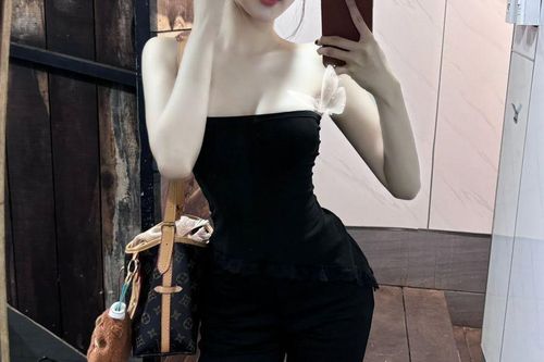 Nữ tư vấn bán xe gây chú ý với loạt ảnh đời thường, phong cách biến hóa từ công sở đến du lịch
