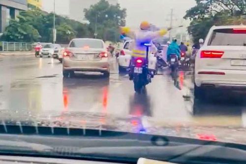 Trong cơn mưa, CSGT Hà Nội mở đường đưa người bệnh đi cấp cứu