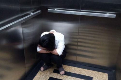 Nếu thang máy mất điện khi đang ở bên trong, điều gì sẽ xảy ra?