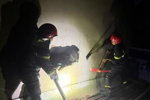 Cảnh sát PCCC phá tường cứu 5 người trong căn nhà cháy lúc rạng sáng ở TPHCM