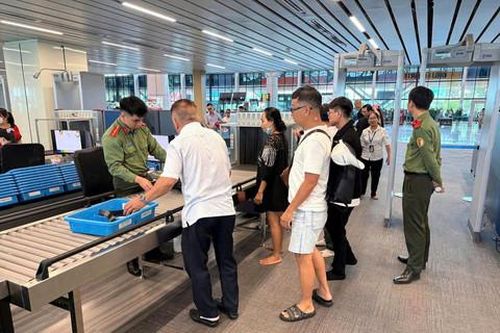 Công an cửa khẩu Cảng Hàng không quốc tế Tân Sơn Nhất: Vì những chuyến bay an toàn:  Bài 1: Lan tỏa sắc phục Công an vì Nhân dân