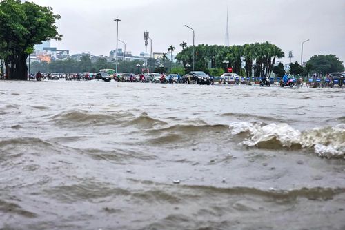 Hà Nội mưa cả đêm không ngớt, loạt tuyến phố ngập úng