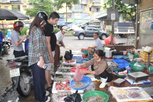 Vẫn còn những khu chợ giá rẻ bất ngờ giữa bão giá ở Hà Nội, TP.HCM
