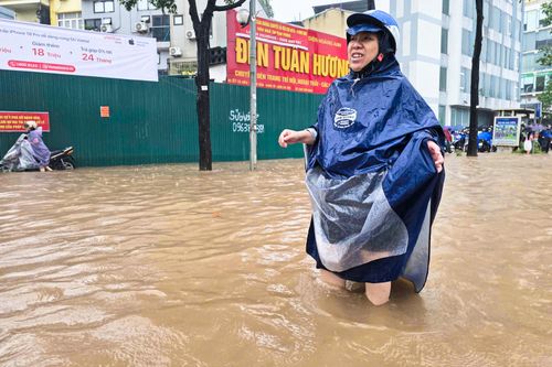 Đường Hà Nội biến thành sông sau cơn mưa lớn, người dân phải lội bộ đi làm