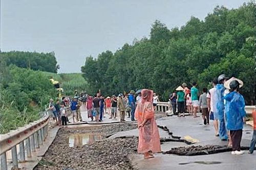 Nước lũ 'xé nát' quốc lộ, bóc mặt đường thành từng mảng ở Nghệ An