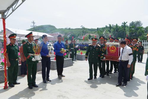Truy điệu, an táng mộ tập thể 17 liệt sĩ sau 38 năm được người dân lo hương khói