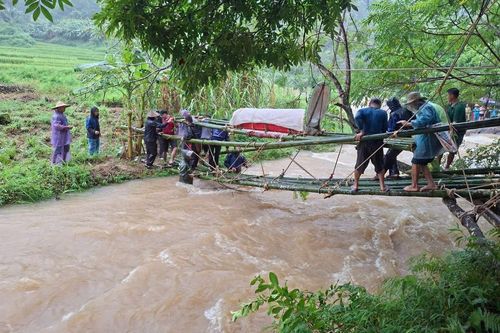 Dựng cầu tạm vượt suối, đưa người quá cố về nơi an nghỉ giữa mưa lũ ở Thanh Hóa