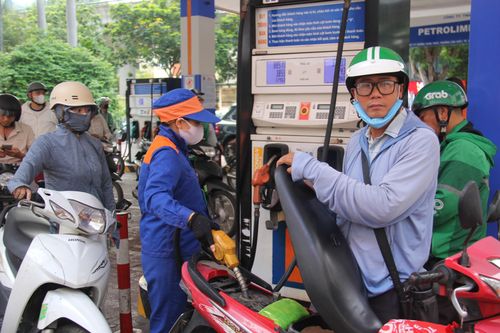 Giá xăng tăng gần 1.400 đồng/lít, dầu diesel tăng gần 1.500 đồng/lít