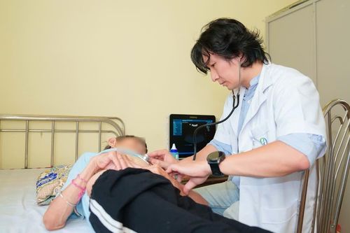 Bệnh trở nặng vì nỗi sợ 'làm phiền con'