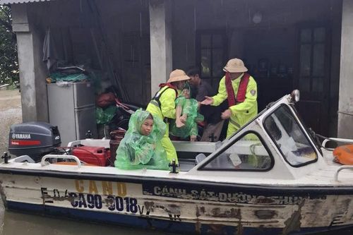 Công an Ninh Bình giúp dân chạy lũ