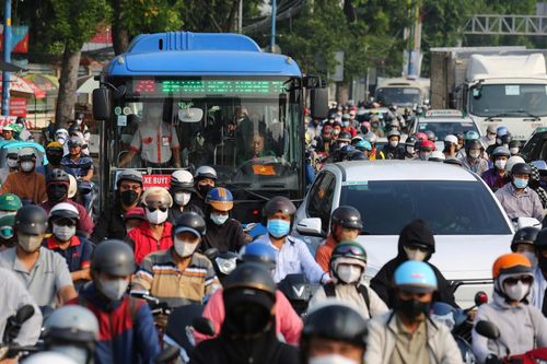Rào chắn thi công metro, giao thông cửa ngõ sân bay Tân Sơn Nhất thế nào?