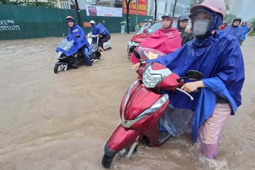 Đường ngập do mưa lớn, nhiều trường ở Hà Nội cho phụ huynh đón con sớm
