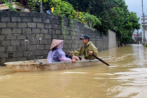 Ngập kéo dài 3 ngày, người dân ngoại thành Hà Nội phải dùng thuyền đi lại