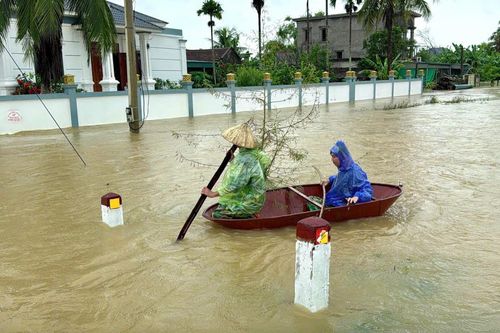 Khu dân cư, Quốc lộ 1 và đường sắt Bắc- Nam ở Thanh Hoá chìm trong biển nước