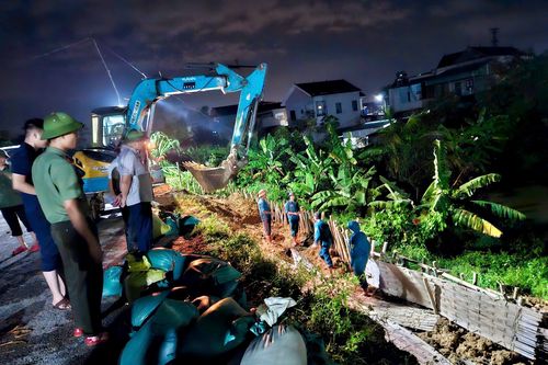 Sạt trượt mái đê ở Thanh Hóa: Huy động gần 100 người bồi đắp trong đêm