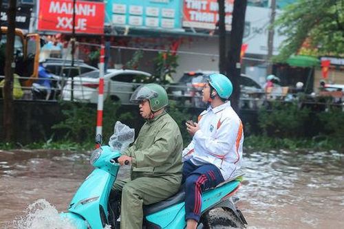 Hà Nội: Nhiều trường chủ động chuyển sang học trực tuyến khi mưa lớn, ngập úng