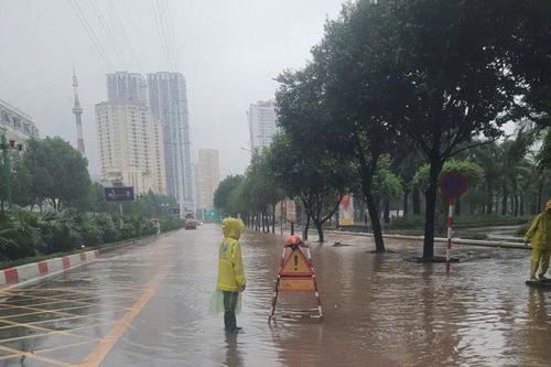 Phân luồng giao thông tại nhiều điểm ngập ở phía Tây Hà Nội