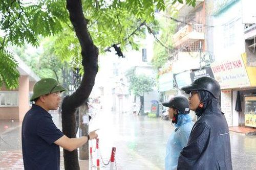 Lãnh đạo phường Từ Liêm trực tiếp kiểm tra, chỉ đạo khắc phục ngập úng