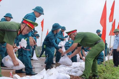 Công an Hà Nội sẵn sàng lực lượng hỗ trợ, bảo đảm an toàn cho người dân trong mưa lũ