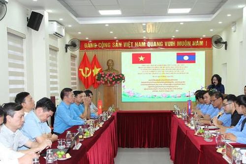 Công đoàn phường Ba Đình chia sẻ kinh nghiệm hoạt động với cán bộ Công đoàn Lào
